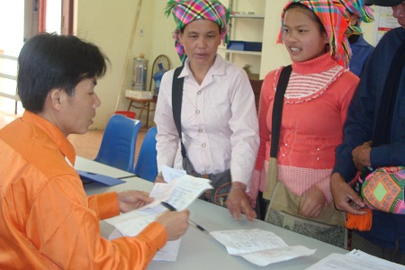 Công ty Điện lực Sơn La: Tiếp tục tiếp nhận đăng ký mua điện áp dụng cho hộ
nghèo và hộ có thu nhập thấp